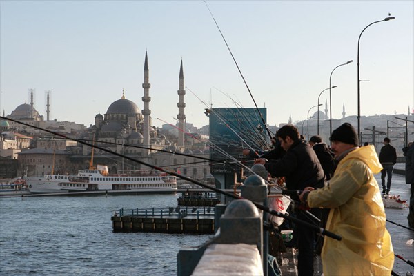 Мост Галата через бухту Золотой рог