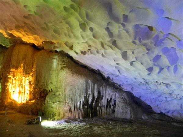 Остров в заливе Халонг - пещера Сунг Шот