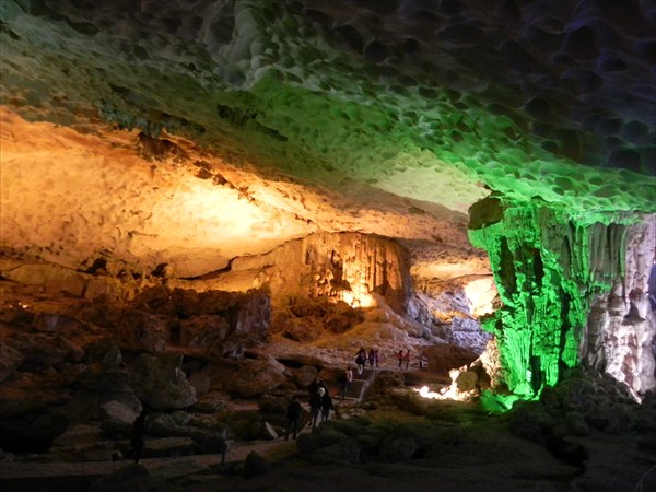 Остров в заливе Халонг - пещера Сунг Шот