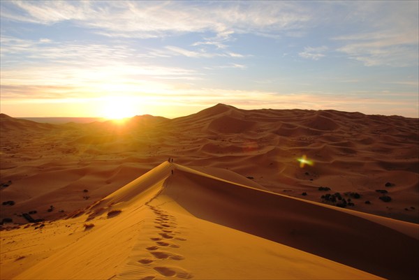 на фото: восход в песках