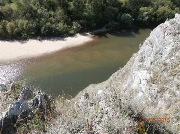 Прозрачная вода позволяет разглядывать красоты на дне