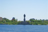 Памятник В.И.Ленину на входе в канал(занесен книгу рек.Гинесса)