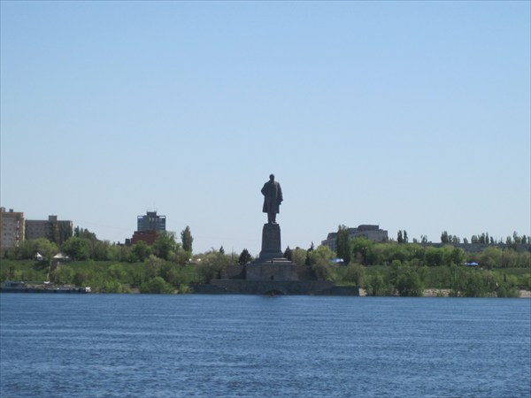 Памятник В.И.Ленину на входе в канал(занесен книгу рек.Гинесса)