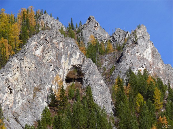 Пещера в береговых скалах