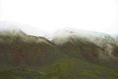 Снег на склонах гор в долине р. Эхе-Гер