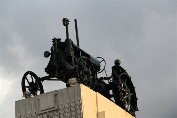 Памятник женщинам-труженицам тыла на трассе Москва-Рязань