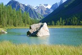 Камень посреди озера