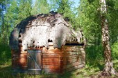 Аил. В таких хижинах живет местное население