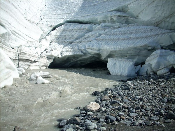 Река Маашей, вытекающая из одноименного ледника