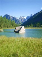 Камень посреди озера