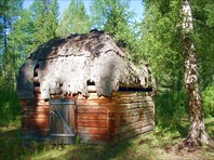 Аил. В таких хижинах живет местное население