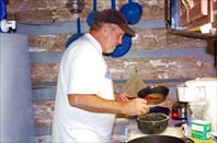 Гленн учится печь блины