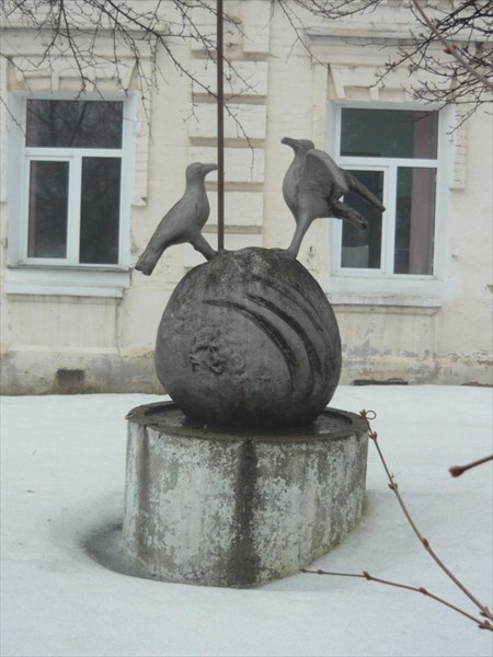 Скульптура перед музеем