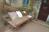 Во дворах жильцы сооружают для отдыха самодельные лавочки