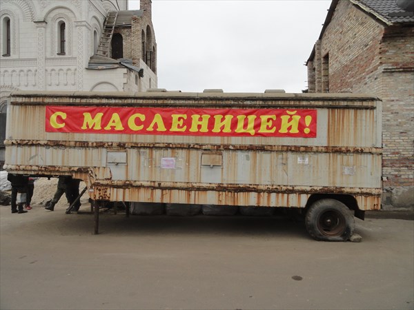 На привокзальной площади поздравляют с масленицей