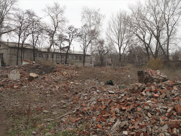 От некоторых домов остались только фундаменты и мусор