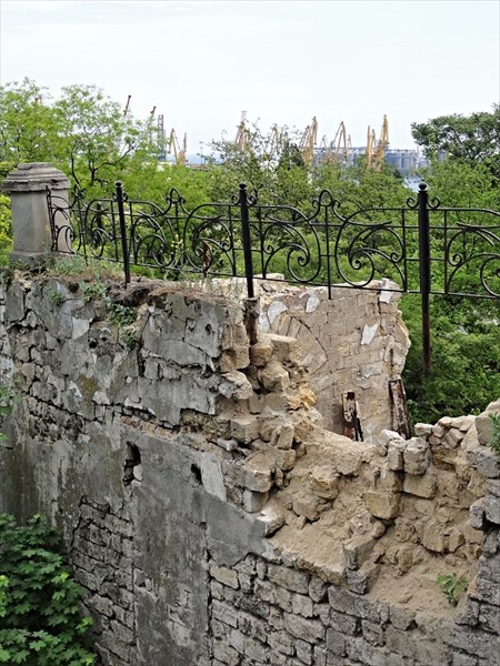 Развалины крепостной стены