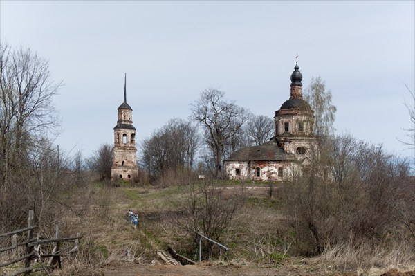 на фото: Заброшенный храм в Каймарах