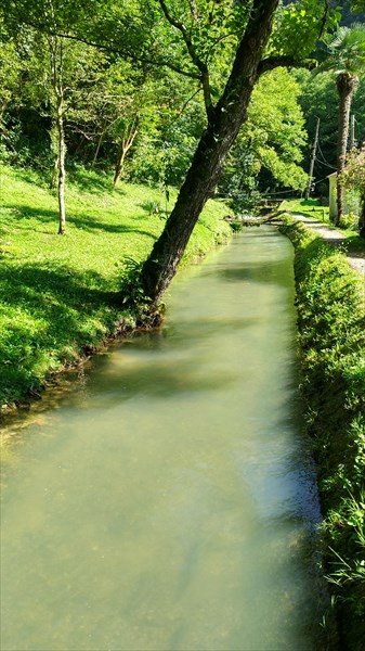 По этому каналу поступает чистая и холодная вода в бассейны