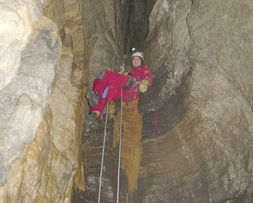 Марина и входной колодец в  пещеру Элла Армстронг