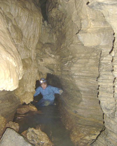 Гриша в красивом коридоре Schoharie Cavern