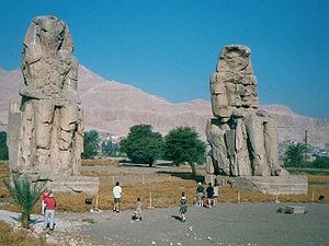 300px-Egypt.ColossiMemnon.03