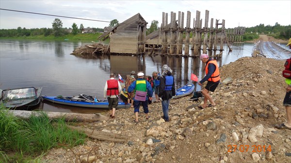 Обнос плотины наплавного моста