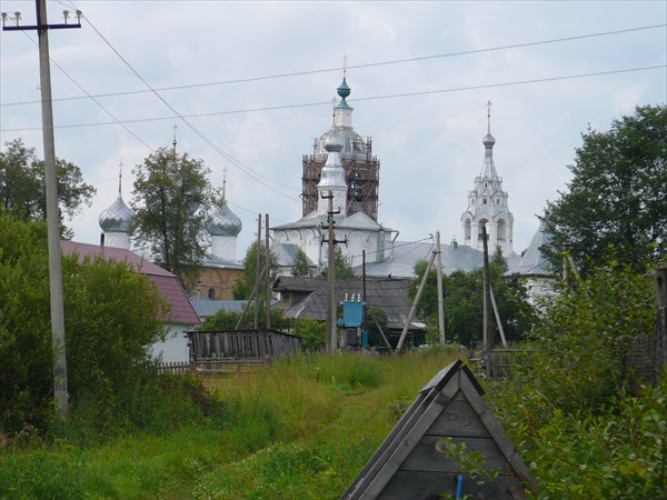 Церкви монастыря на фоне колодца