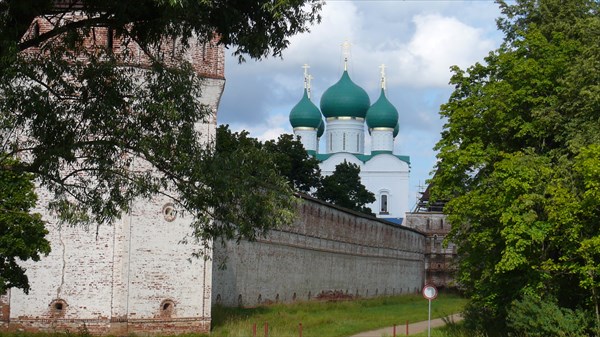 Крепостные стены Борисоглебского монастыря
