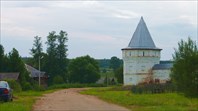 Башня стены Улеймского монастыря-река Улейма