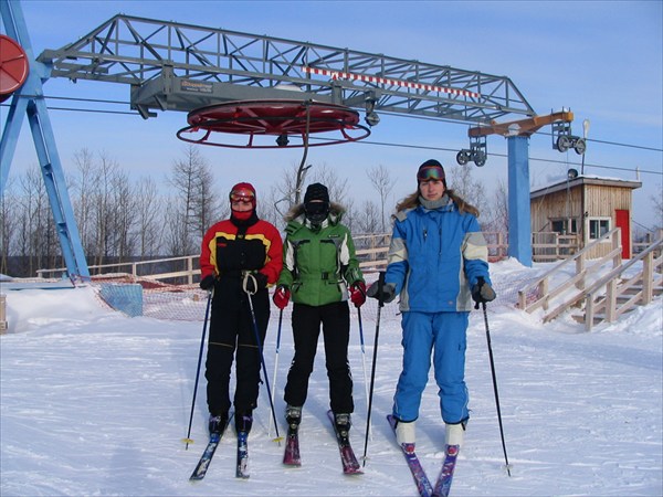 Лыжницы в начале лыжной трассы..