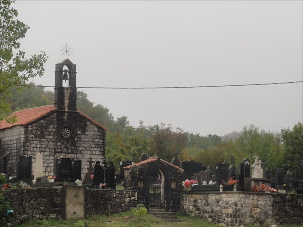 Кладбище у дороги