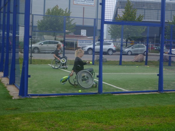 Инвалиды играют в тенис