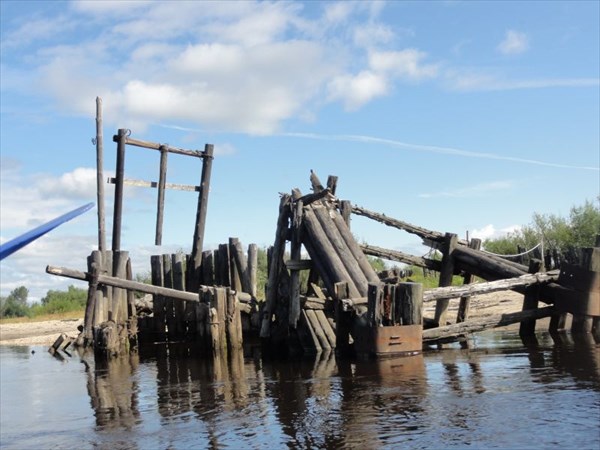 Упавший мост.