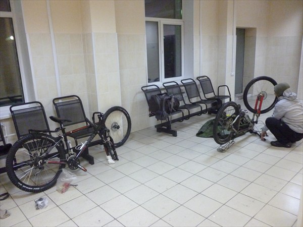 Сборка велосипедов в зале станции.2013-03-16-06:32:56