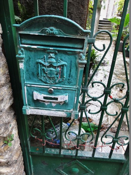 Старинный почтовый ящик.