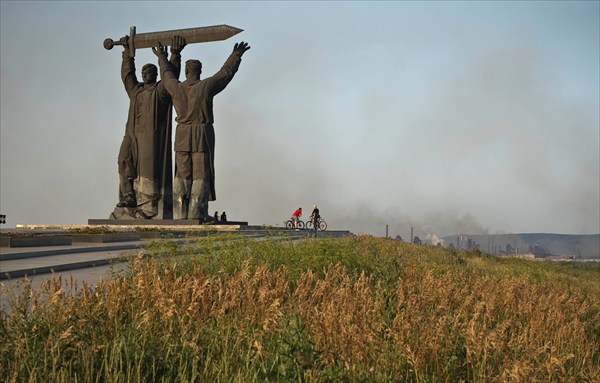 на фото: Монумент"Тыл-фронту"