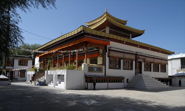 Буддийский храм в центре Леха