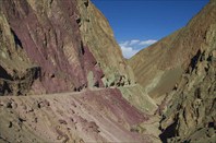 Нижняя дорога из Ламаюри. Мрачноватое ущелье из разноцветных гор