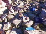 Трусы и рубашка лежат на песке... т.е. на камнях