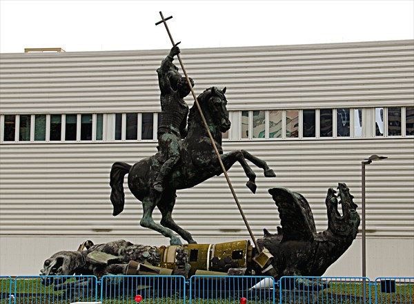 Скульптура перед оон в нью йорке
