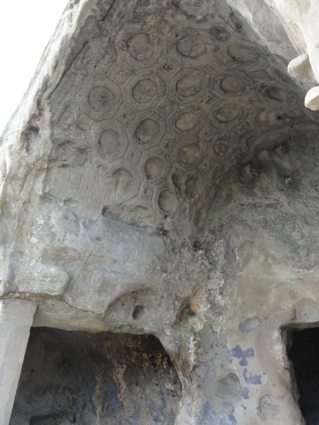 Потолок отделан каменной резьбой