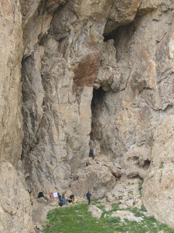 Пещера на озере Кель-Суу