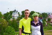 Коля и Валя на фоне церкви Иоанна Предтечи