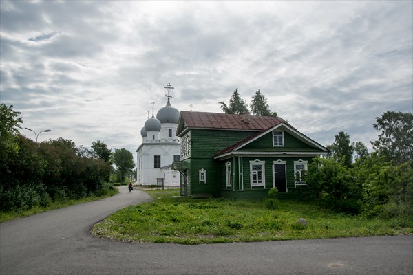 Преображенский собор и здание бывшего музея