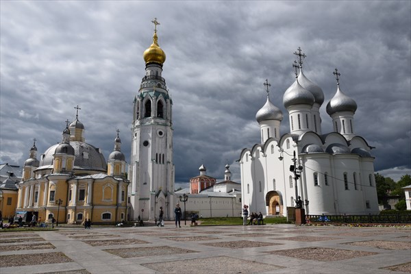 на фото: Воскресенский и Софийский соборы (слева направо)