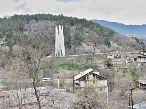 Памятник, посвященный 50-летию Советской Армении