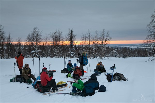 Отдых на подходе к избе 40 окладов. Фото Андрея Подкорытова.