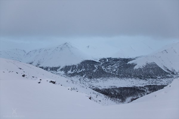 Вид в долину с лагерем. Фото Андрея Подкорытова.