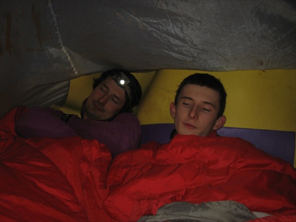 Укладываемся спать ввосьмером в 4-хместной палатке - 1